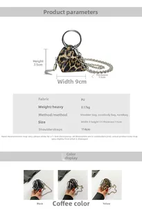 Dettaglio mini borsa triangolare leopardata in pelle PU con anello e tracolla a catena
