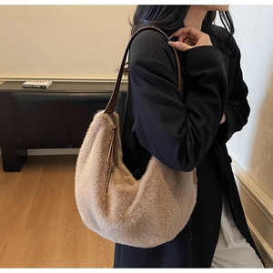 Détail de la texture en fausse fourrure kaki sur le sac hobo avec bandoulière en cuir