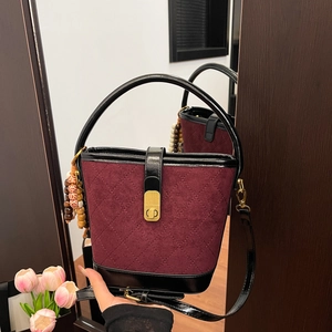 Sac seau vintage matelassé bordeaux avec finition mate et charmant pendentif perlé
