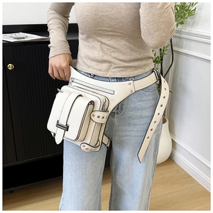 Détail du sac banane en cuir litchi blanc avec poches multiples fonctionnelles et zips argentés