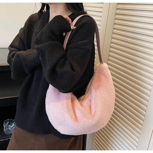 Détail du sac croissant en peluche rose avec texture douce et bandoulière en cuir