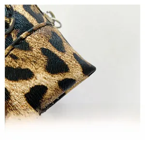 Dettaglio mini borsa leopardata con texture a grana e tessuto di alta qualità superiore