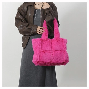 Détail du sac cabas en fausse fourrure rose avec texture tressée et poignée souple