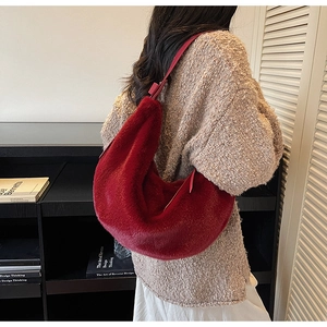 Détail du sac demi-lune bordeaux en peluche avec fausse fourrure et fine bandoulière