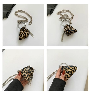 Dettaglio mini borsa a piramide leopardata con manico ad anello e nappa in metallo