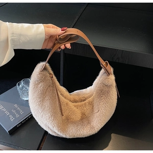 Détail du sac demi-lune en fausse fourrure beige avec bandoulière en cuir marron et zip