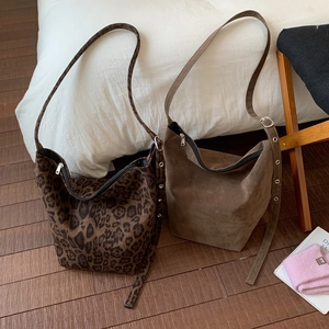 Retro large capacity dumpling shoulder bags in leopard print and solid dark coffee brown