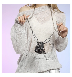 Dettaglio della mini borsa triangolare leopardata con catena d'argento e nappine di stile