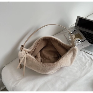 Détail du sac peluche doux avec poignées en cuir et fermeture éclair fluide de haute qualité