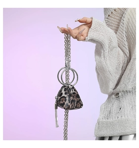 Dettaglio mini borsa triangolare leopardata con catena d'argento e nappa in metallo