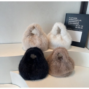 Détails des sacs à main en peluche en beige, blanc, noir et couleur café