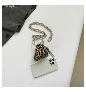 Dettaglio della mini borsa leopardata con catena d'argento e ciondoli a frange