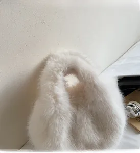 Vue détaillée de la texture douce en fausse fourrure blanche et de l'anse en peluche