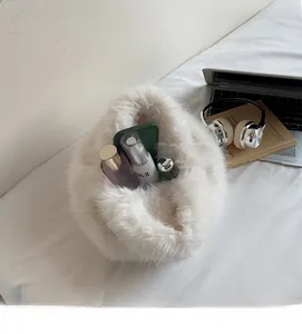 Intérieur spacieux du sac en peluche blanche montrant l'espace pour téléphone