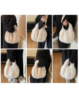 Vues détaillées d'un sac à main en fausse fourrure crème, porté comme un sac chic