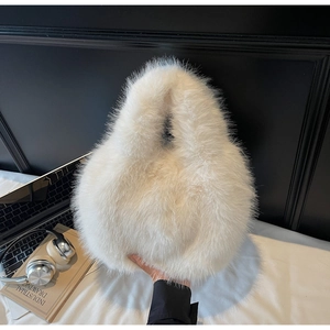 Détail de la texture en fausse fourrure blanche et du design doux en forme de nuage