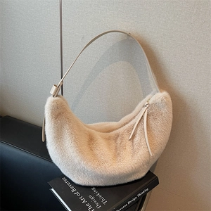 Sac à bandoulière en peluche hivernale blanc crème avec lanière en cuir lisse