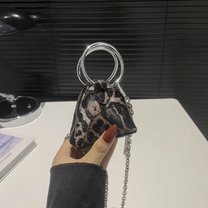 Mini borsa triangolare leopardata con manico ad anello argento e catenina