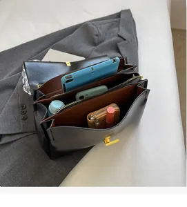 Interno della borsa a tracolla nera con grande capacità per tablet e cellulare