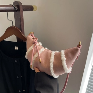 Borsa hobo rosa a mezza luna con strisce in pile bianco e trama scamosciata per l'inverno
