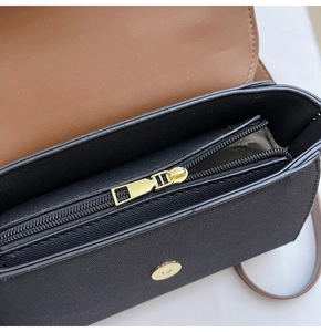 Détail de l'intérieur du sac avec fermoir magnétique doré et poche zippée pratique