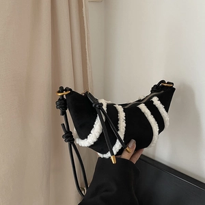 Borsa hobo a mezzaluna nera retrò con strisce di peluche bianche e tracolla regolabile