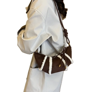 Borsa a mezzaluna in camoscio marrone con inserti in shearling bianco e tracolla in pelle