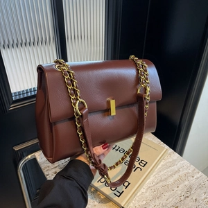 Borsa a tracolla retrò marrone scuro capiente con catena dorata e chiusura metallica