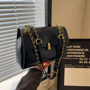Borsa a tracolla retrò nera capiente con catena e chiusura rettangolare dorata