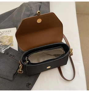 Détail du sac bandoulière bicolore avec fermoir magnétique doré et poche intérieure zippée
