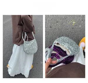 Details der silbernen und lila Paillettenhandtaschen mit glänzender runder Textur