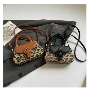 Détails de sacs à bandoulière léopard en cuir marron et noir sur fond gris