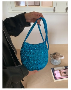 Detailansicht der leuchtend blauen Pailletten-Handtasche mit glänzendem Metallic-Finish