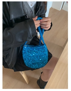 Nahaufnahme einer blauen Pailletten-Handtasche mit schimmernder Textur und dezentem Griff