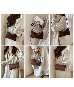 Détails de sacs bandoulière à motif léopard et daim marron foncé sur un mannequin