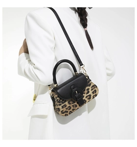 Sac bandoulière imprimé léopard avec poignée en cuir noir et détails en métal doré