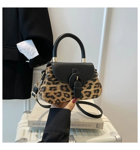 Détail du sac bandoulière léopard avec boucle mors noire et poignée supérieure chic