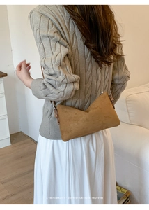 Sac bandoulière rétro en daim marron avec boucle métallique dans un cadre intérieur doux