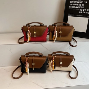 Sac À Main Rétro Bloc De Couleurs Cuir PU Coutures En Toile Sac À Bandoulière Avec Pendentif En Perles De Bois Pour Femmes