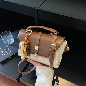 Sac bandoulière bicolore chic avec rabat en cuir marron et corps en toile beige
