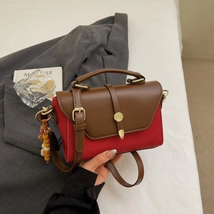 Sac bandoulière tendance en toile rouge et cuir marron avec pompon en perles