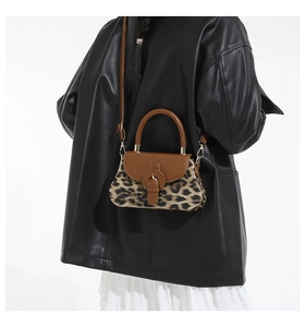 Détail d'un sac bandoulière léopard avec bandoulière en cuir marron sur mannequin