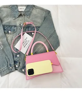 Vue détaillée du rabat rose d'un petit sac structuré avec un mini smartphone à côté