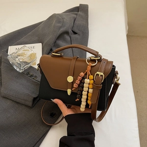 Sac à bandoulière trapèze bicolore rétro en marron et noir avec pendentif chic à perles