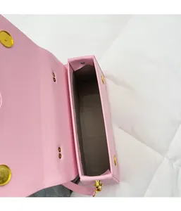 Vue détaillée du sac à main en cuir rose montrant l'intérieur et les quatre boucles magnétiques
