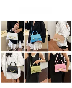 Vue détaillée de sacs à bandoulière gaufrés en six couleurs avec chaîne dorée