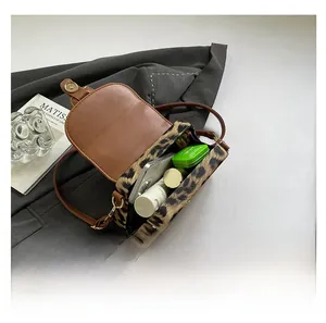 Détail intérieur du petit sac léopard montrant la capacité pour divers objets