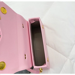 Vue interne du sac boîte en cuir PU rose avec doublure grise et fermoirs magnétiques dorés