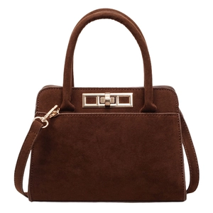 Sac à main en daim marron foncé avec fermoir doré et bandoulière réglable
