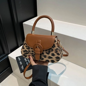 Sac bandoulière imprimé léopard avec détails en cuir marron et boucle ronde élégante